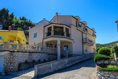 Komfortable Ferienwohnung Nikolina J mit Meer