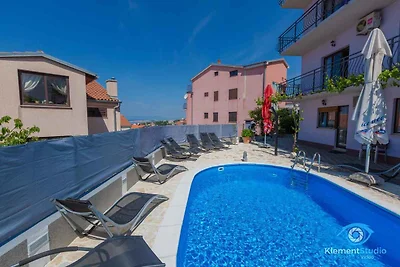 Ferienwohnung mit Poolnutzung und modern