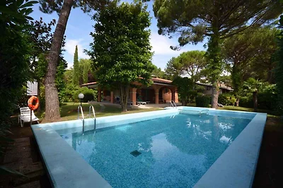 Villa mit Garten und Pool