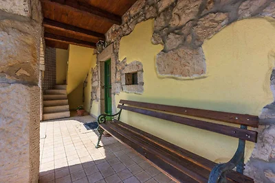 Villa mit Swimmingpool und Sonnenterrasse mit