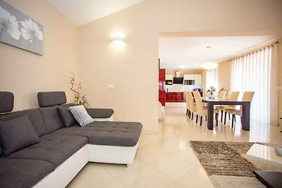 Ferienhaus mit Pool und Klimaanlage