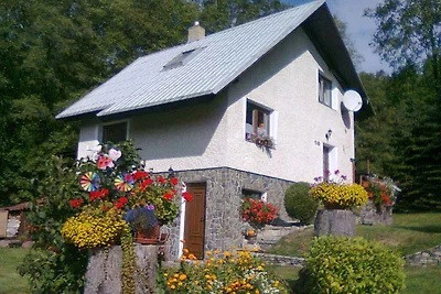 Berghütte im Wald mit Hinterteil