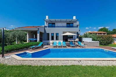 Villa mit Aussenpool