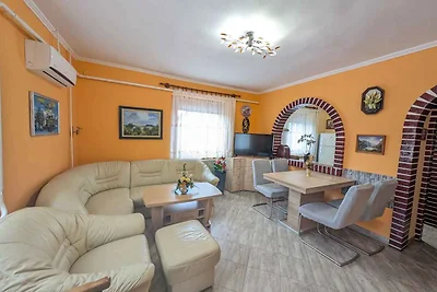 Ferienhaus mit Pool und Garten