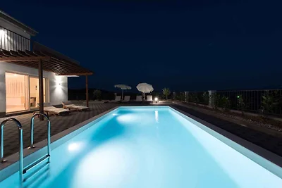 Villa modern eingerichtet mit Pool