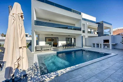 Villa mit Aussenpool