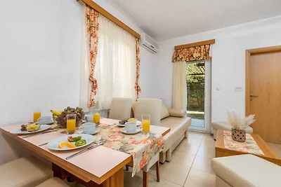 Charmante Ferienunterkunft Mihaela mit Meerbl