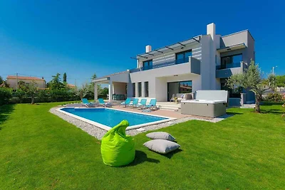 Villa mit Aussenpool
