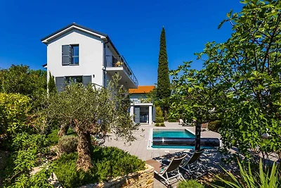 Villa mit Pool in ruhiger Lage