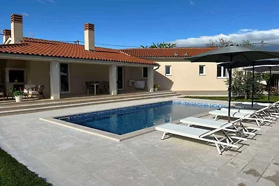 Villa mit Swimmingpool und grosser Terrasse