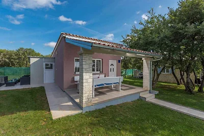 Ferienhaus mit Pool, umgeben von Natur