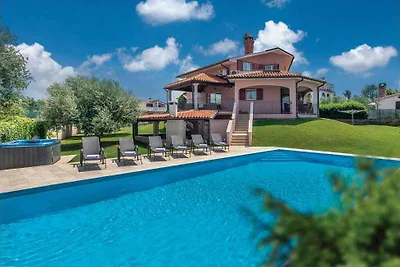 Villa mit beheiztem Pool