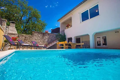 Ferienhaus mit Pool und umzäuntem Garten