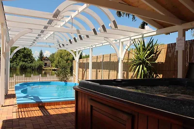 Ferienhaus direkt am Fluss mit Pool