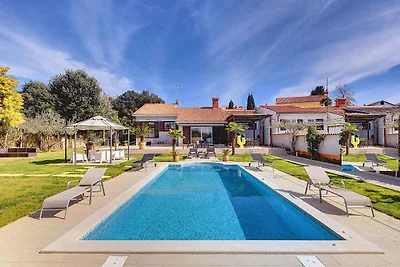 Ferienhaus mit Pool und Grill, am Meer