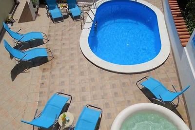 Ferienwohnung mit Meerblick und Pool