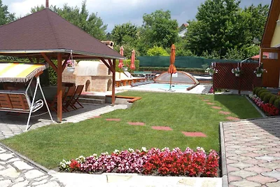 Ferienhaus mit Terrasse und Pool