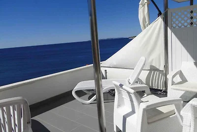 Villa direkt am Meer mit gemeinsamen Pool
