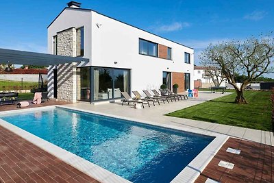 Villa mit Pool und Wellness