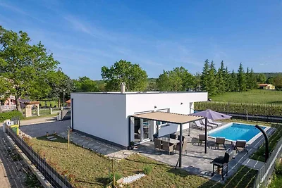 Villa mit Aussenpool und Whirlpool