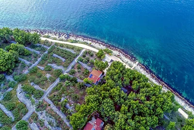 Ferienhaus liegt am Meer auf einer Insel