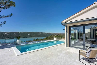 Villa mit beheiztem Pool und Jacuzzi