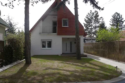 Ferienhaus mit Pool nur 200 m vom Strand