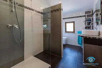 Ferienwohnung mit Poolnutzung und modern