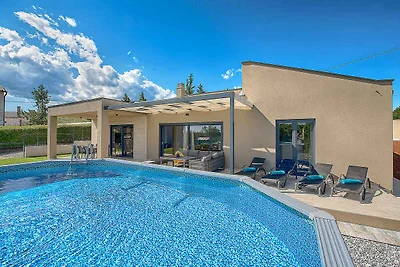 Ferienhaus mit Pool und schönem Garten