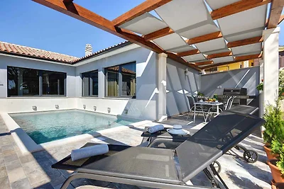 Villa mit Pool, Sonnenterrasse und WLAN