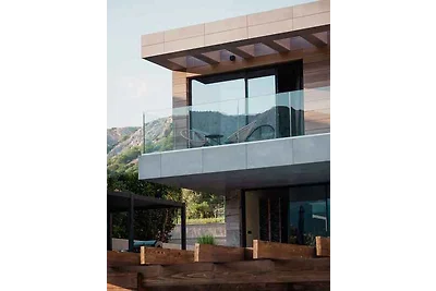 Villa mit Pool und Wellness