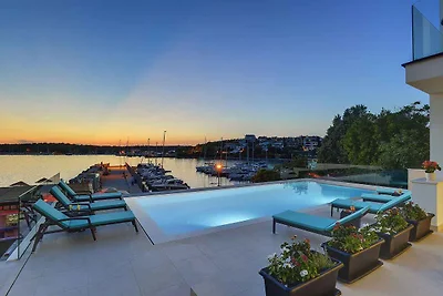 Villa mit Pool und Meerblick