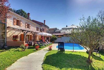 Villa mit Swimmingpool und Kinderspielplatz