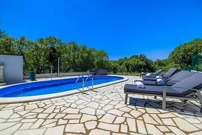 Ferienhaus mit Pool und Klimaanlage