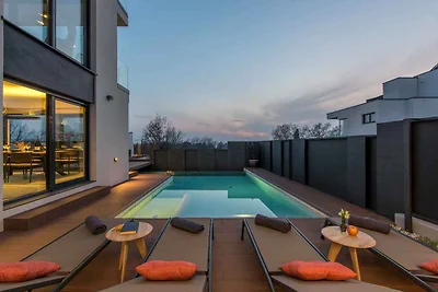 Villa mit Pool in Strandnähe