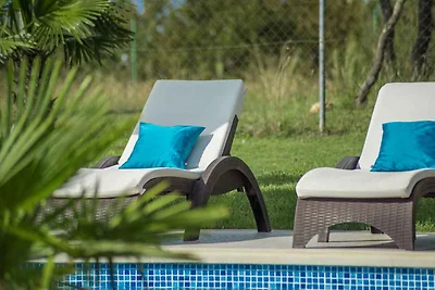Ferienhaus mit Pool, umgeben von Natur