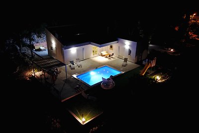 Ferienhaus Mit Pool und Garten