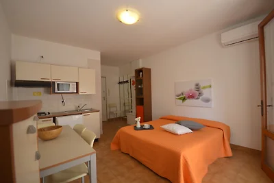 Studio mit Klimaanlage und Balkon