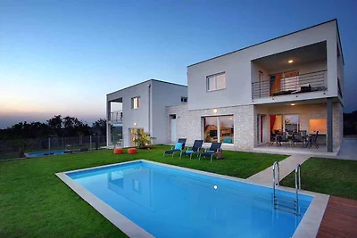 Villa mit Pool und Grill