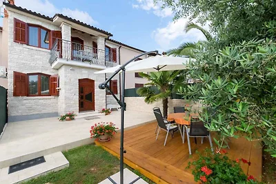 Ferienhaus mit Pool, modern eingerichtet