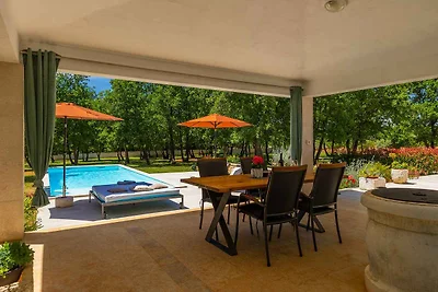 Villa mit Pool und grosszügigem Grundstück