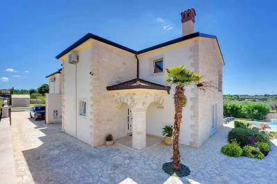 Villa mit Pool und finnischer Sauna
