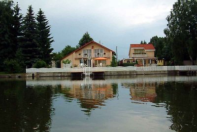 Ferienhaus direkt am Fluss mit Pool