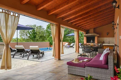 Villa mit Pool und Klimaanlage