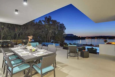 Villa mit Pool und Meerblick