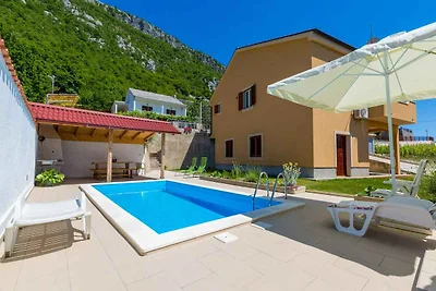 Ferienhaus mit Pool und Klimaanlage