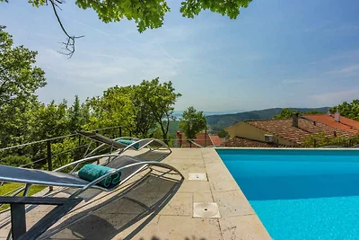 Villa mit Swimmingpool und Sonnenterrasse mit