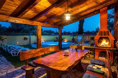 Ferienhaus mit Pool, Pavillon und