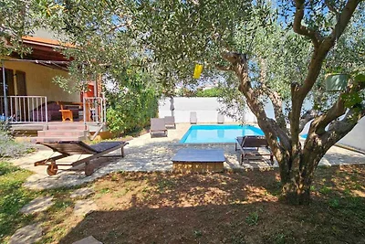 Ferienwohnung mit Pool und Garten