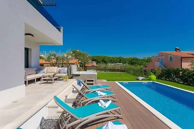 Villa mit Pool, Jacuzzi und Spielfeld